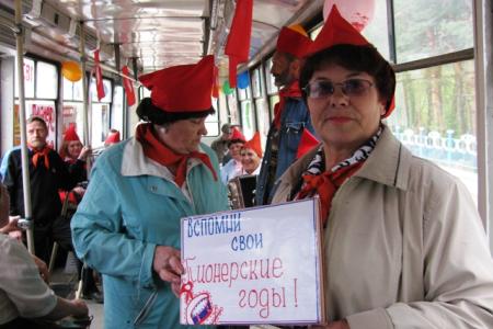 Шел по городу трамвай... По Алтайскому краю колесит автотранспорт с пионерской символикой