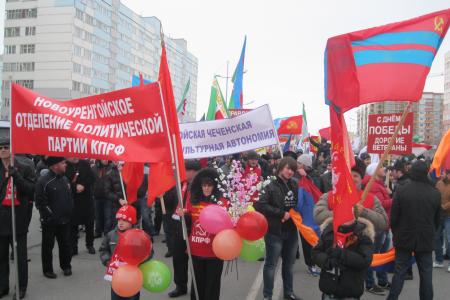 Тожественным маршем по центральной улице! День Победы в Новом Уренгое