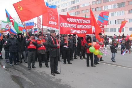 Тожественным маршем по центральной улице! День Победы в Новом Уренгое
