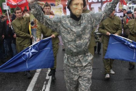 Долой НАТО! Комсомольский флэш-моб в Москве на митинге 9 мая