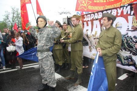 Долой НАТО! Комсомольский флэш-моб в Москве на митинге 9 мая