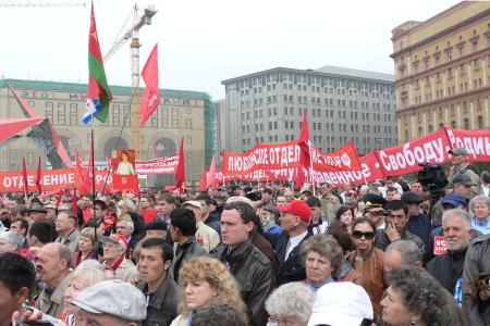Десятки тысяч человек приняли участие в марше-шествии КПРФ и митинге на Лубянке (фоторепортаж)