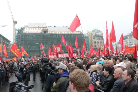 Десятки тысяч человек приняли участие в марше-шествии КПРФ и митинге на Лубянке (фоторепортаж)