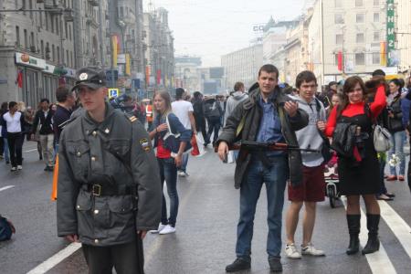 Похождения Руста-2. Москвич с "автоматическим оружием" на шее ради эксперимента без всяких проблем преодолел полицейские заграждения