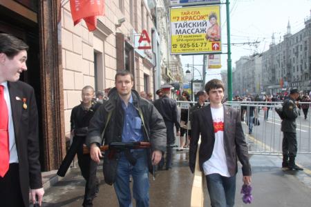 Похождения Руста-2. Москвич с "автоматическим оружием" на шее ради эксперимента без всяких проблем преодолел полицейские заграждения