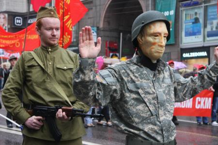 Долой НАТО! Комсомольский флэш-моб в Москве на митинге 9 мая