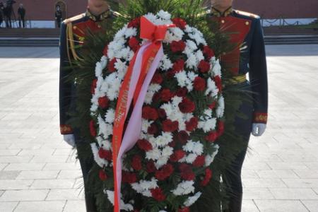 Цвет праздника – красный! Коммунисты во главе с Г.А. Зюгановым возложили цветы к Могиле Неизвестного солдата у Кремлевской стены
