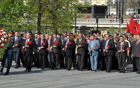 Цвет праздника – красный! Коммунисты во главе с Г.А. Зюгановым возложили цветы к Могиле Неизвестного солдата у Кремлевской стены