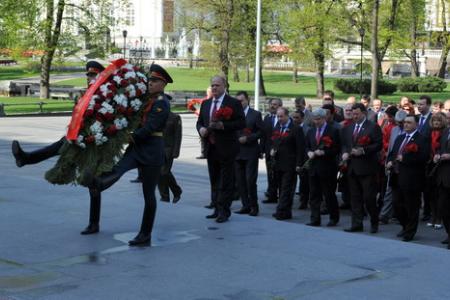 Цвет праздника – красный! Коммунисты во главе с Г.А. Зюгановым возложили цветы к Могиле Неизвестного солдата у Кремлевской стены