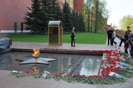 Цвет праздника – красный! Коммунисты во главе с Г.А. Зюгановым возложили цветы к Могиле Неизвестного солдата у Кремлевской стены
