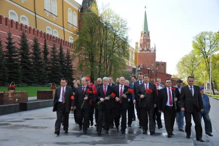 Цвет праздника – красный! Коммунисты во главе с Г.А. Зюгановым возложили цветы к Могиле Неизвестного солдата у Кремлевской стены