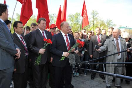 Цвет праздника – красный! Коммунисты во главе с Г.А. Зюгановым возложили цветы к Могиле Неизвестного солдата у Кремлевской стены