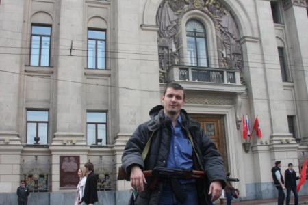 Похождения Руста-2. Москвич с "автоматическим оружием" на шее ради эксперимента без всяких проблем преодолел полицейские заграждения