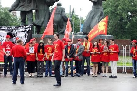 Москва. "Праздник" у развалин