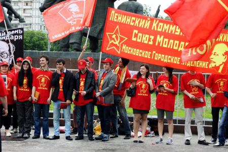 Москва. "Праздник" у развалин