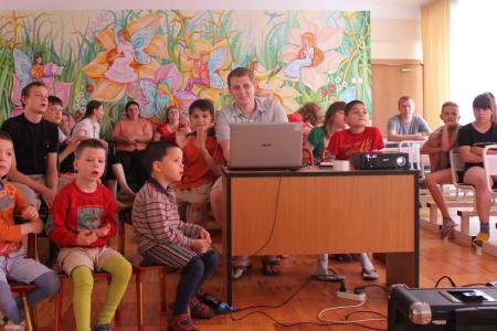 Екатеринбург. Комсомольцы организовали праздник для детей из детского дома