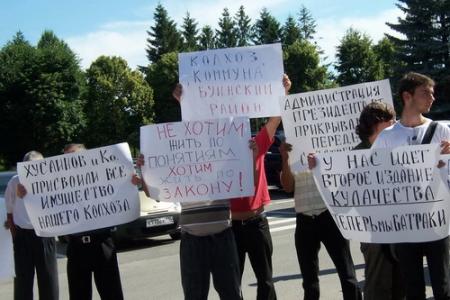 Коммунисты провели серию пикетов рядом с Госсоветом Татарстана 