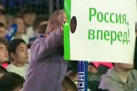 Первая несанкционированная акция по новым правилам: в Москве шумными гуляньями отметили победу России