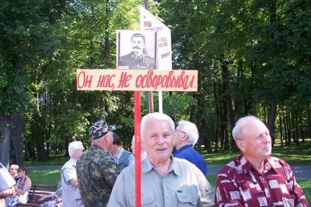 Шествие в Великом Новгороде в День памяти и скорби возглавили коммунисты