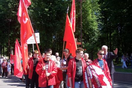 Шествие в Великом Новгороде в День памяти и скорби возглавили коммунисты