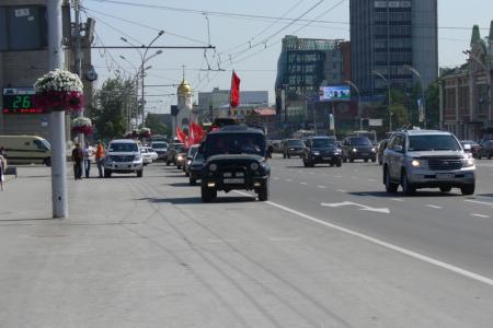 Автопробег «АнтиНАТО» финишировал в Новосибирске на площади Ленина