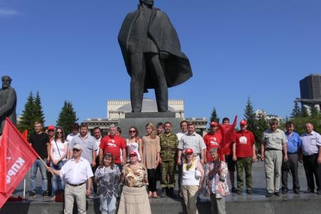 Автопробег «АнтиНАТО» финишировал в Новосибирске на площади Ленина