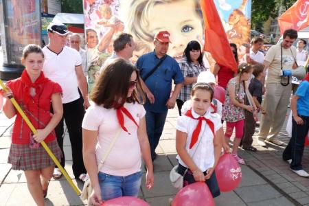 Детство должно быть счастливым! Коммунисты организовали праздничный митинг в Саратове