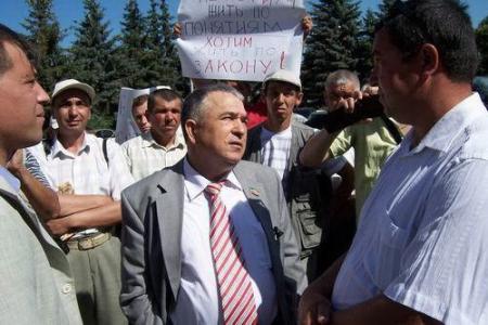 Коммунисты провели серию пикетов рядом с Госсоветом Татарстана 