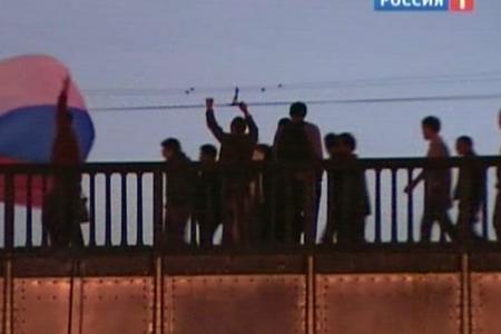 Первая несанкционированная акция по новым правилам: в Москве шумными гуляньями отметили победу России