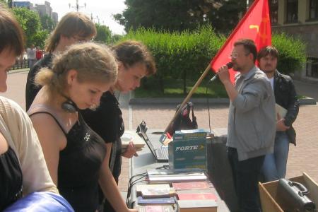 Хабаровск. Коммунисты и комсомольцы провели акцию «Книга против деградации»
