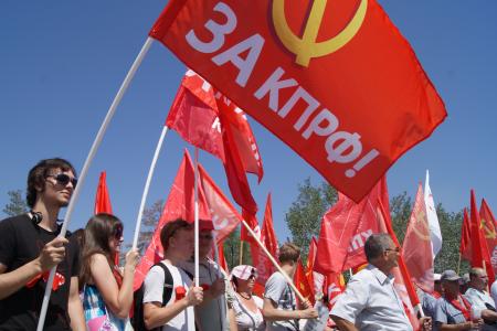 Волгоград. «День независимости России» коммунисты встретили автопробегом с траурными ленточками