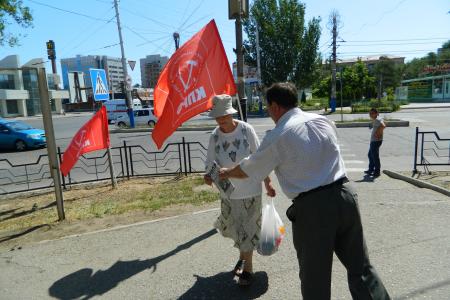 Астраханские коммунисты вывесили растяжку возле дороги «Не согласен с «медвепутами»? Посигналь!». Желающих посигналить было много…