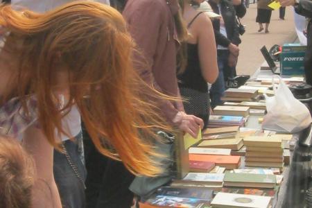 Хабаровск. Коммунисты и комсомольцы провели акцию «Книга против деградации»
