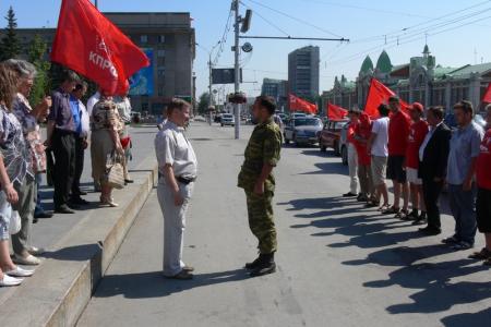 Автопробег «АнтиНАТО» финишировал в Новосибирске на площади Ленина