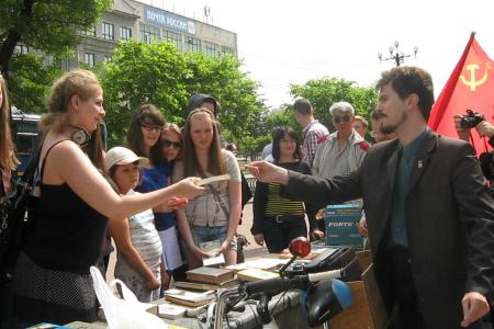 Хабаровск. Коммунисты и комсомольцы провели акцию «Книга против деградации»