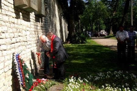 Псковские коммунисты возложили  цветы в память погибших во время Великой Отечественной войны