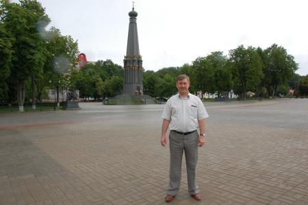Анатолий Локоть в Полоцке возложил цветы к Мемориалу войнам, павшим в 1812 году