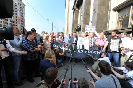 «Вступление в ВТО – путь в пропасть!» Перед началом заседания Госдумы депутаты-коммунисты провели встречу с избирателями