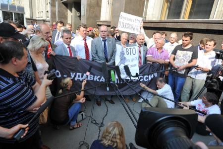 «Вступление в ВТО – путь в пропасть!» Перед началом заседания Госдумы депутаты-коммунисты провели встречу с избирателями