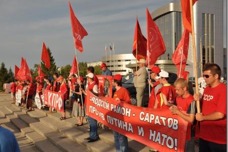 Коммунисты в Балаково, перекрыв улицу, провели протестное шестви и митинг против роста тарифов в ЖКХ и вступления России в ВТО