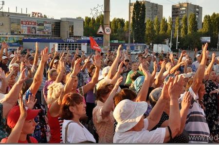 Коммунисты в Балаково, перекрыв улицу, провели протестное шестви и митинг против роста тарифов в ЖКХ и вступления России в ВТО