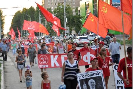 Коммунисты в Балаково, перекрыв улицу, провели протестное шестви и митинг против роста тарифов в ЖКХ и вступления России в ВТО