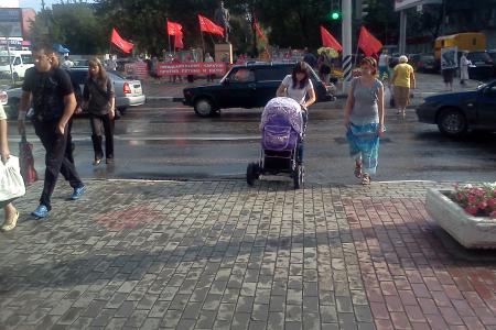 Саратов. Пикет против вступления РФ в ВТО и размещения базы НАТО в Ульяновске