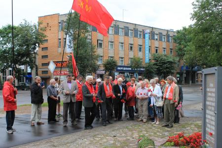 Коммунисты в День освобождения Пскова возложили цветы к памятным местам