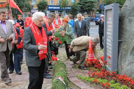 Коммунисты в День освобождения Пскова возложили цветы к памятным местам