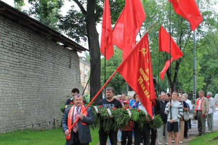 Коммунисты в День освобождения Пскова возложили цветы к памятным местам