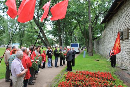 Коммунисты в День освобождения Пскова возложили цветы к памятным местам
