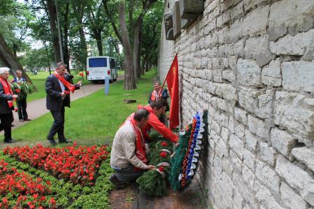 Коммунисты в День освобождения Пскова возложили цветы к памятным местам