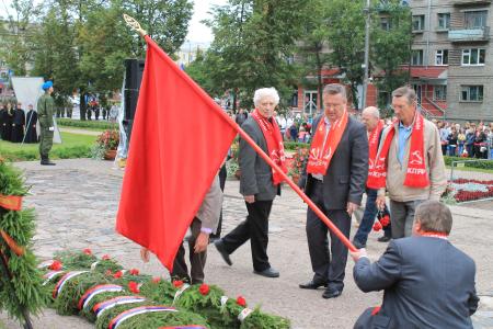 Коммунисты в День освобождения Пскова возложили цветы к памятным местам