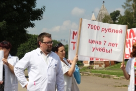 Смоленск: Митинг "белых халатов" в "облаке красных флагов". Протестная акция медиков